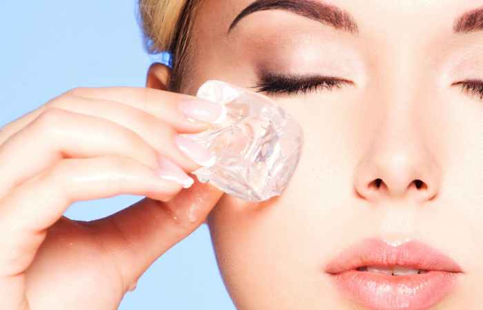 Ice Cube Removes Puffiness And Dark Circles Of The Eyes_