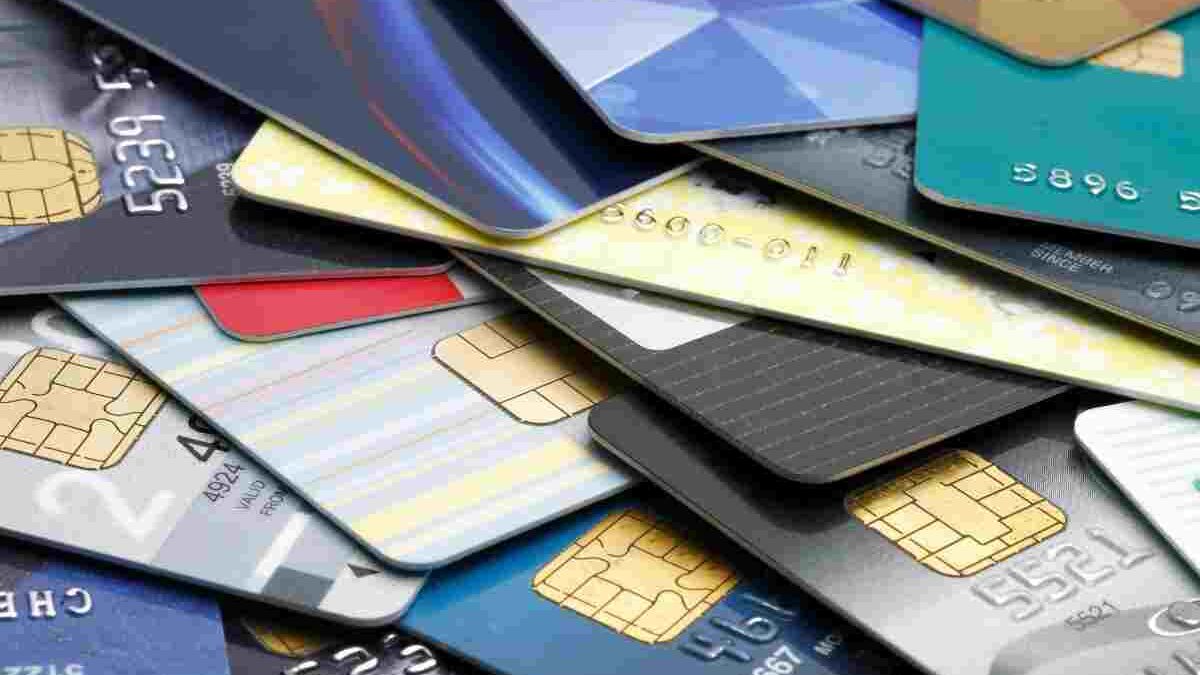 What are the Differences Between a Credit Card and a Debit Card?
